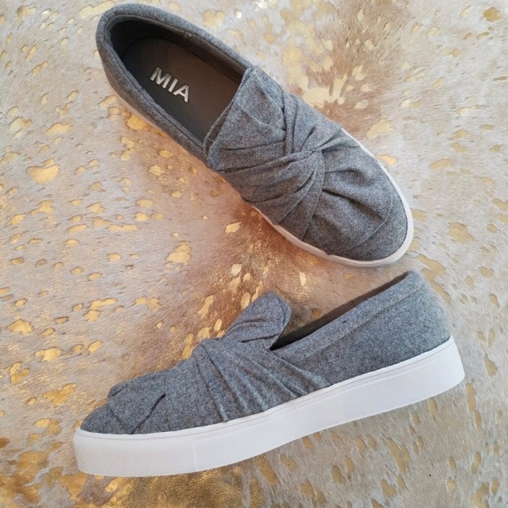 NEW Grey Slip Twist Bow Sneaker Shoes Size 9.5